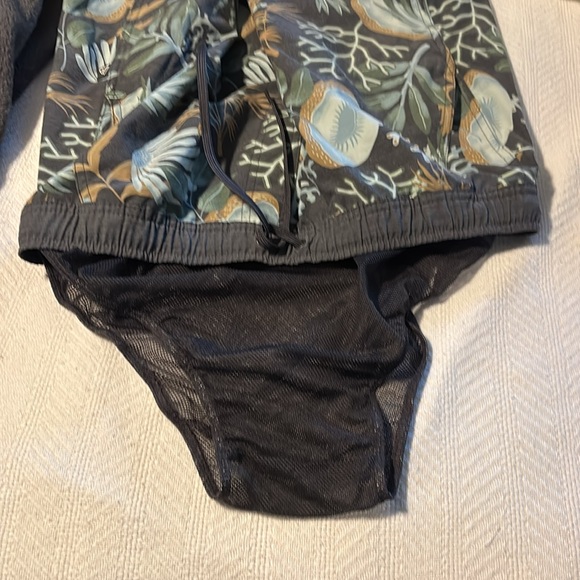 Men’s medium 5 inch swim trunks never worn - Picture 3 of 5